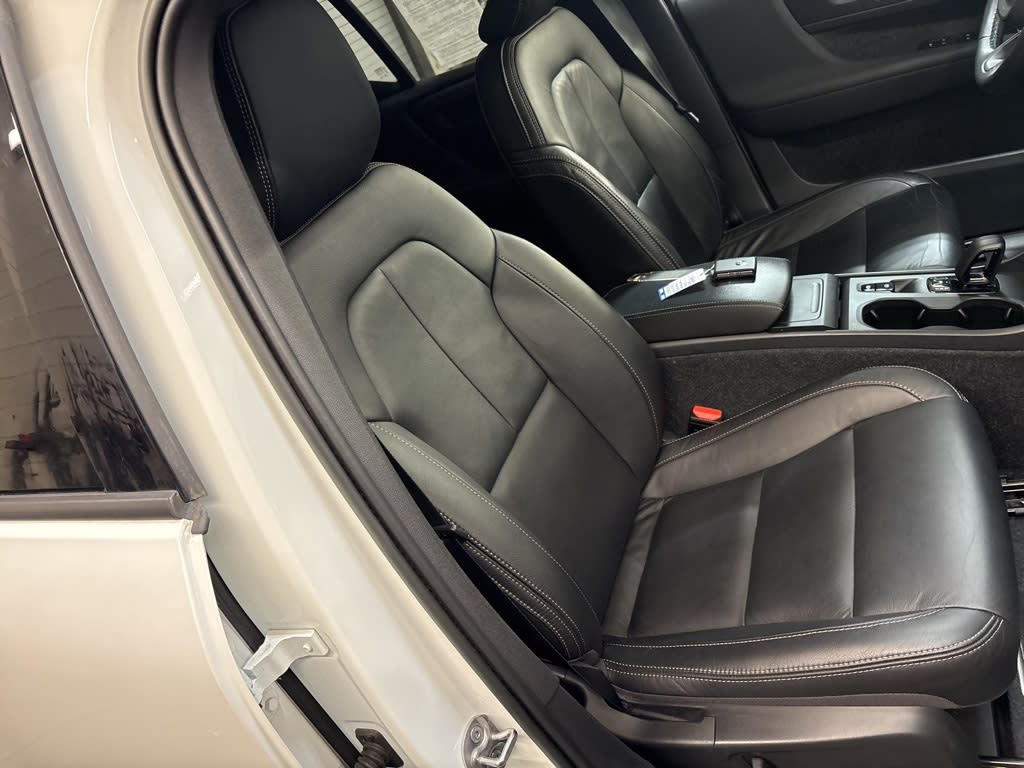 Thumbnail: 2023 Volvo XC40 - 9