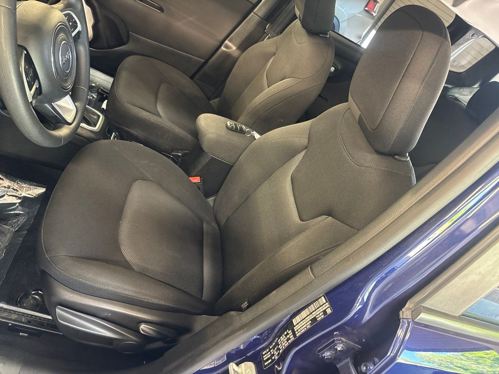 Thumbnail: 2019 Jeep Renegade - 9