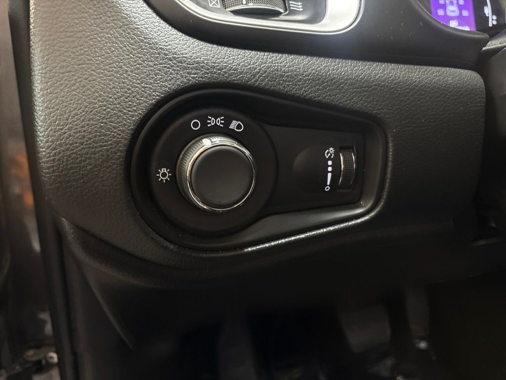 Thumbnail: 2021 Jeep Renegade - 23