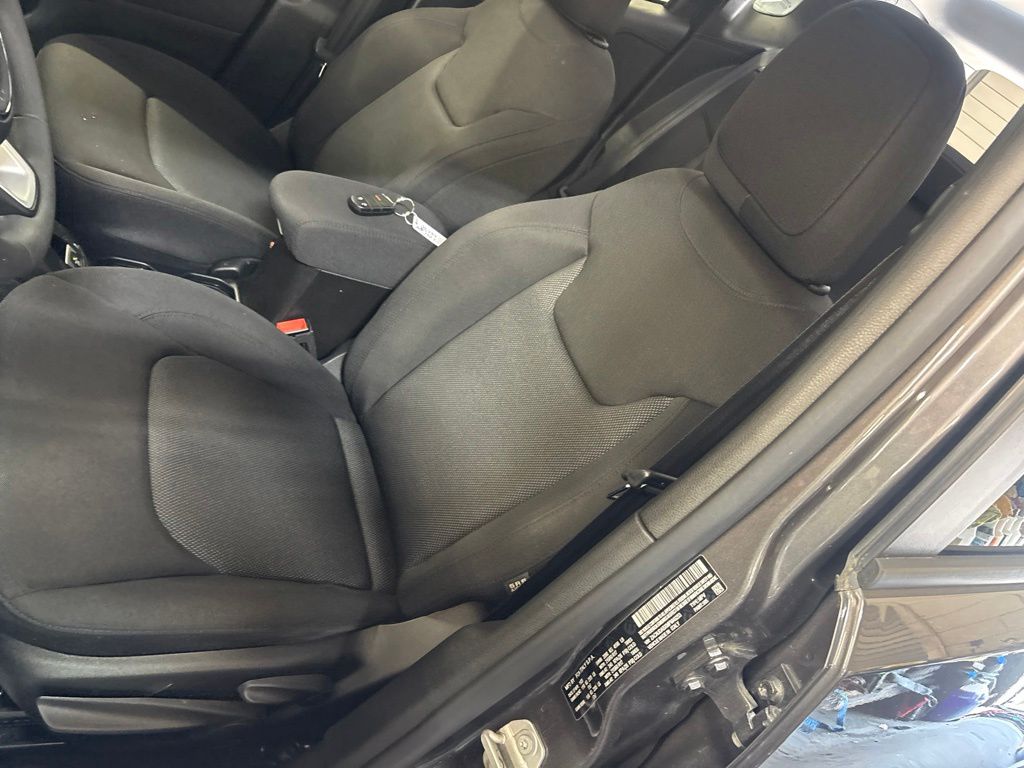 Thumbnail: 2021 Jeep Renegade - 9