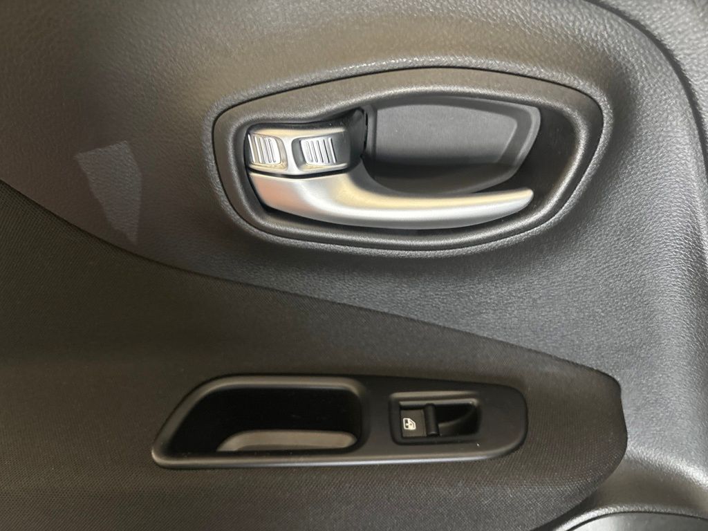 Thumbnail: 2021 Jeep Renegade - 34