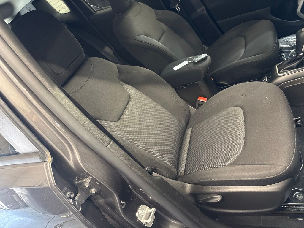 Thumbnail: 2021 Jeep Renegade - 41