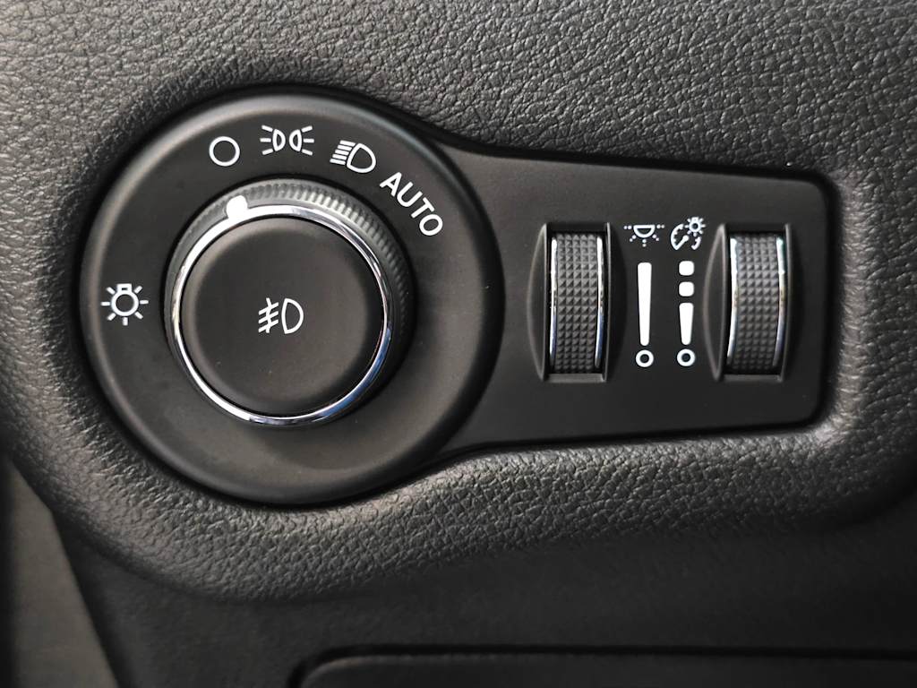 Thumbnail: 2021 Jeep Cherokee - 25