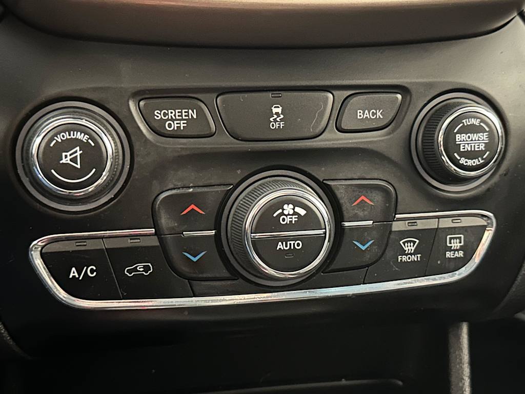 Thumbnail: 2015 Jeep Cherokee - 24