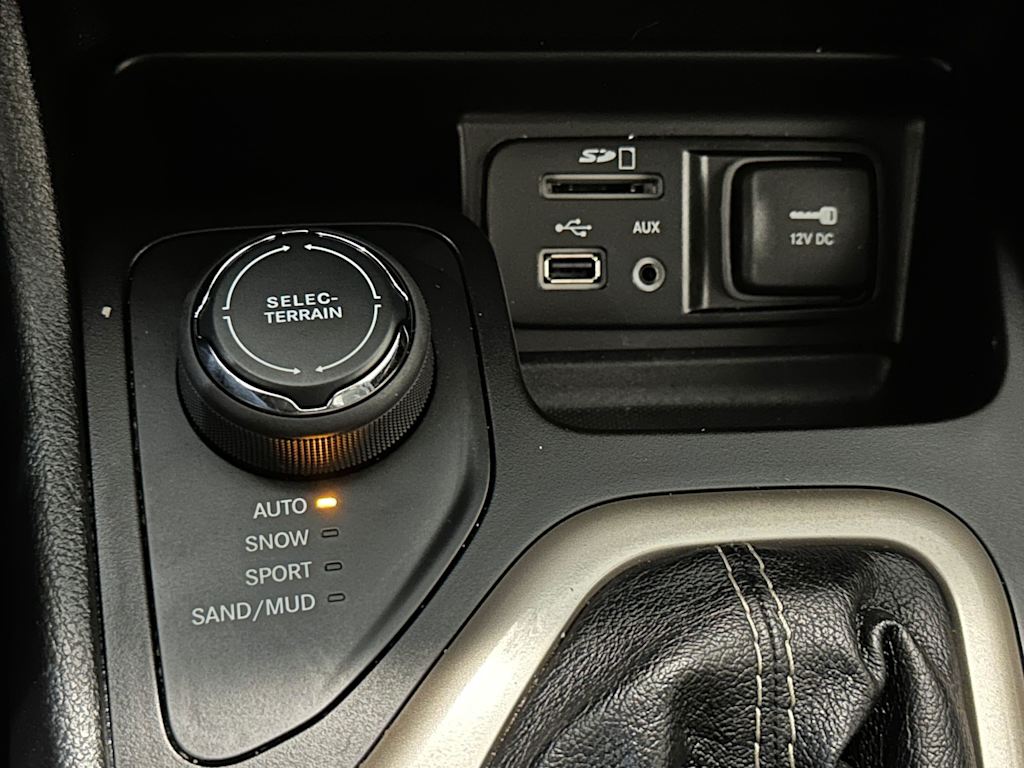 Thumbnail: 2015 Jeep Cherokee - 25