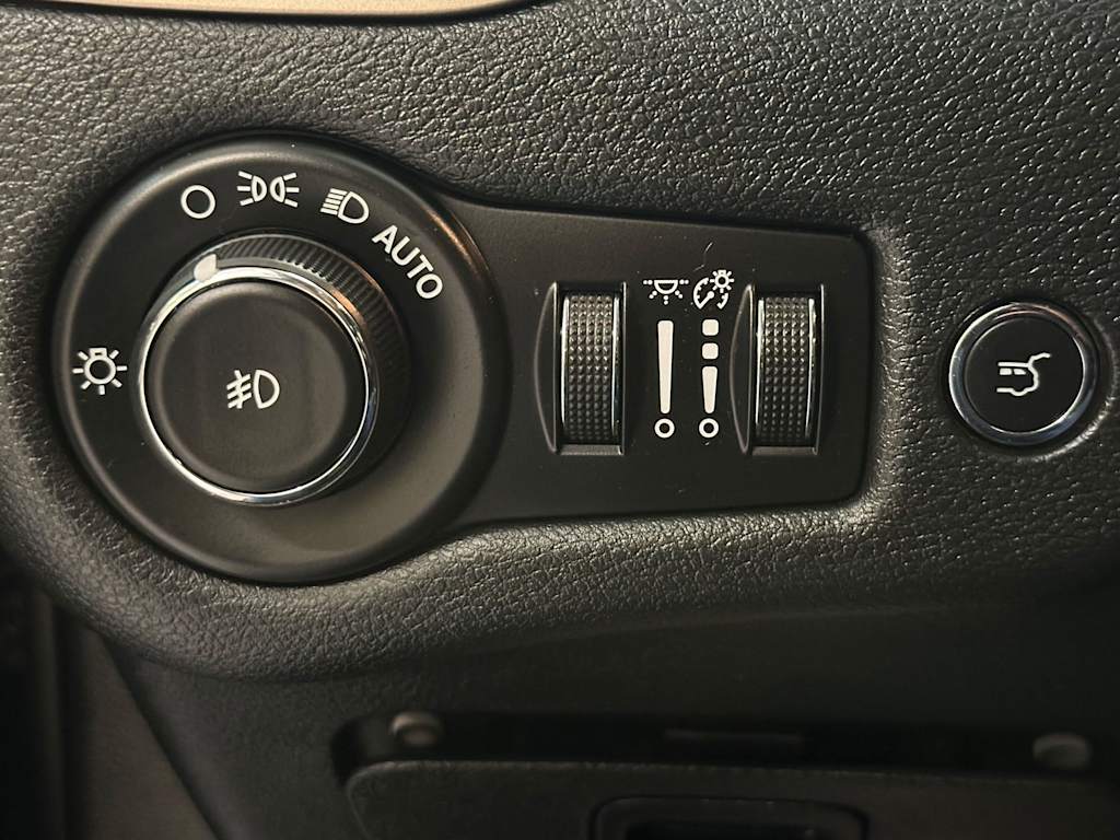Thumbnail: 2015 Jeep Cherokee - 26
