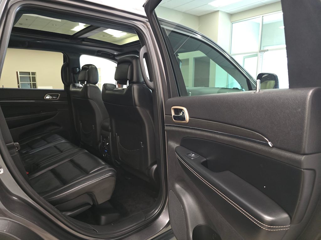 Thumbnail: 2017 Jeep Grand Cherokee - 32