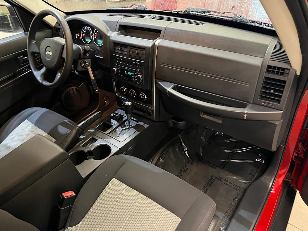 Thumbnail: 2010 Jeep Liberty - 14