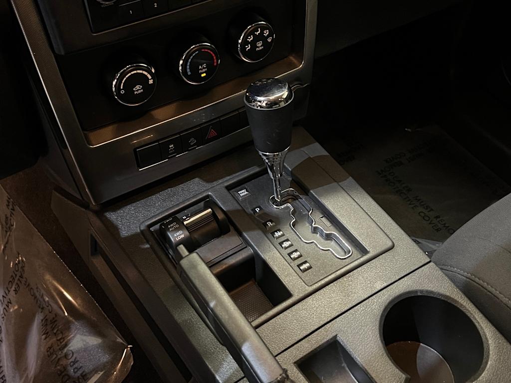 Thumbnail: 2010 Jeep Liberty - 16