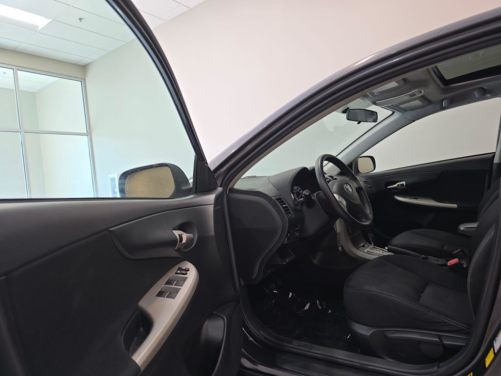 Thumbnail: 2013 Toyota Corolla - 27