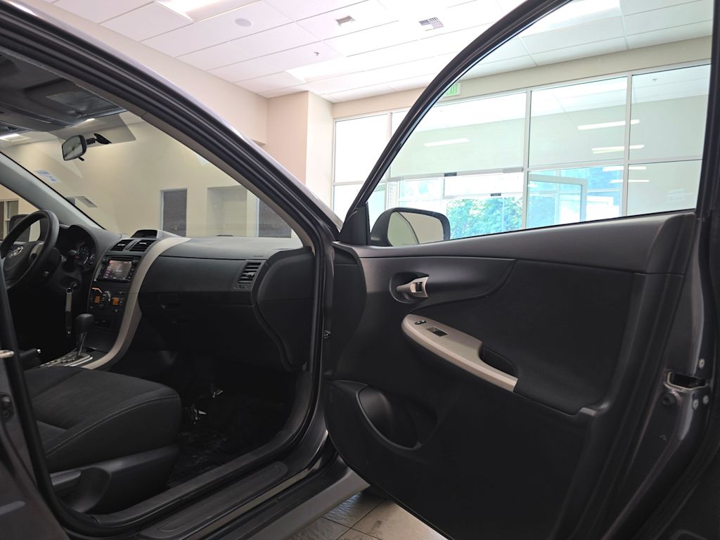 Thumbnail: 2013 Toyota Corolla - 31
