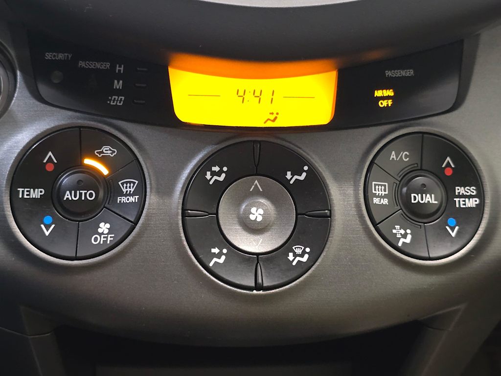 Thumbnail: 2010 Toyota RAV4 - 21