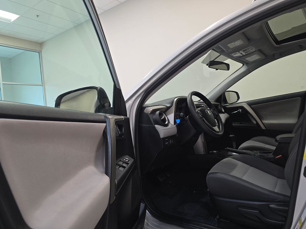 Thumbnail: 2015 Toyota RAV4 - 14