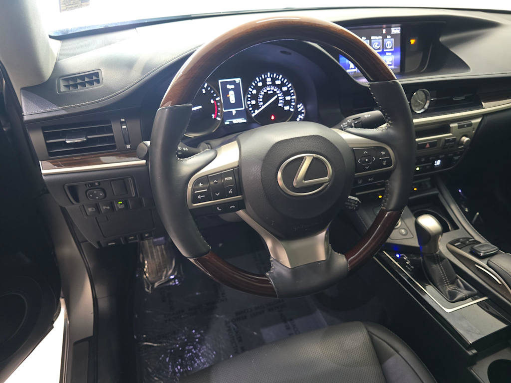 Thumbnail: 2016 Lexus ES - 2