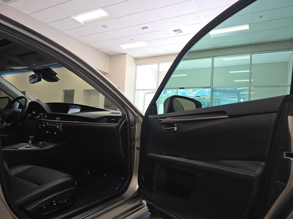 Thumbnail: 2016 Lexus ES - 32