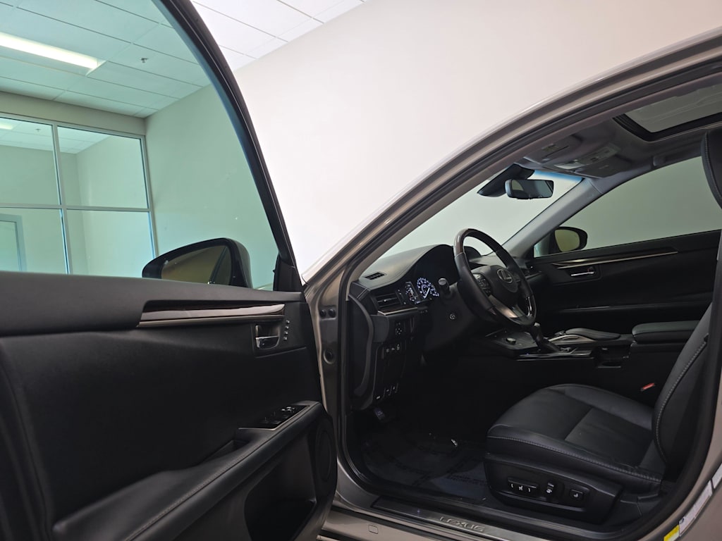 Thumbnail: 2016 Lexus ES - 28