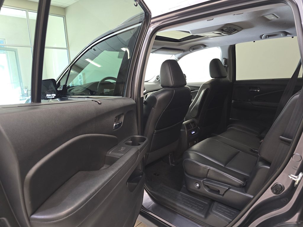 Thumbnail: 2017 Honda Pilot - 30