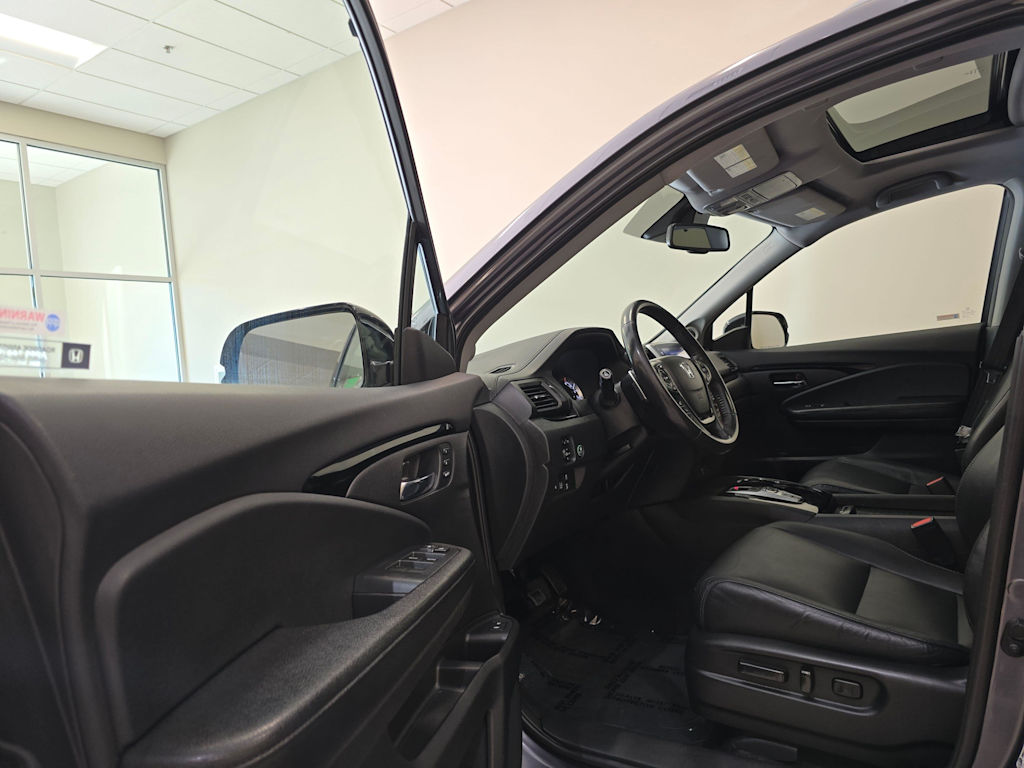 Thumbnail: 2017 Honda Pilot - 29