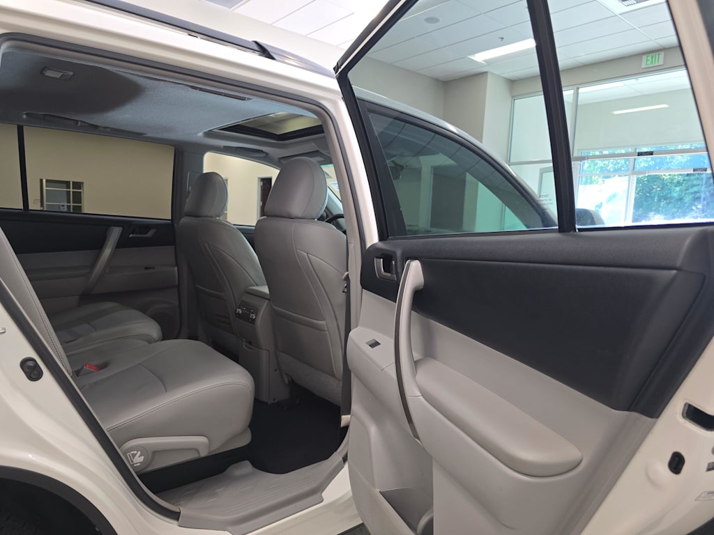 Thumbnail: 2012 Toyota Highlander - 30