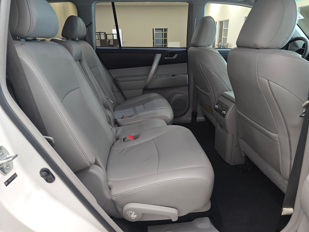 Thumbnail: 2012 Toyota Highlander - 29
