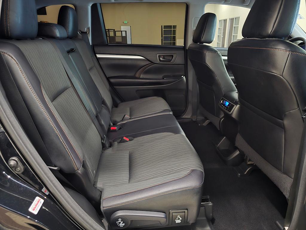 Thumbnail: 2016 Toyota Highlander - 28
