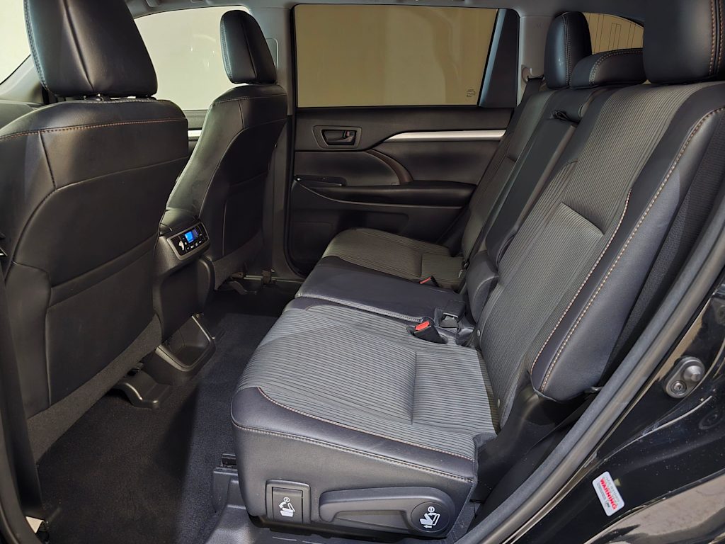 Thumbnail: 2016 Toyota Highlander - 12