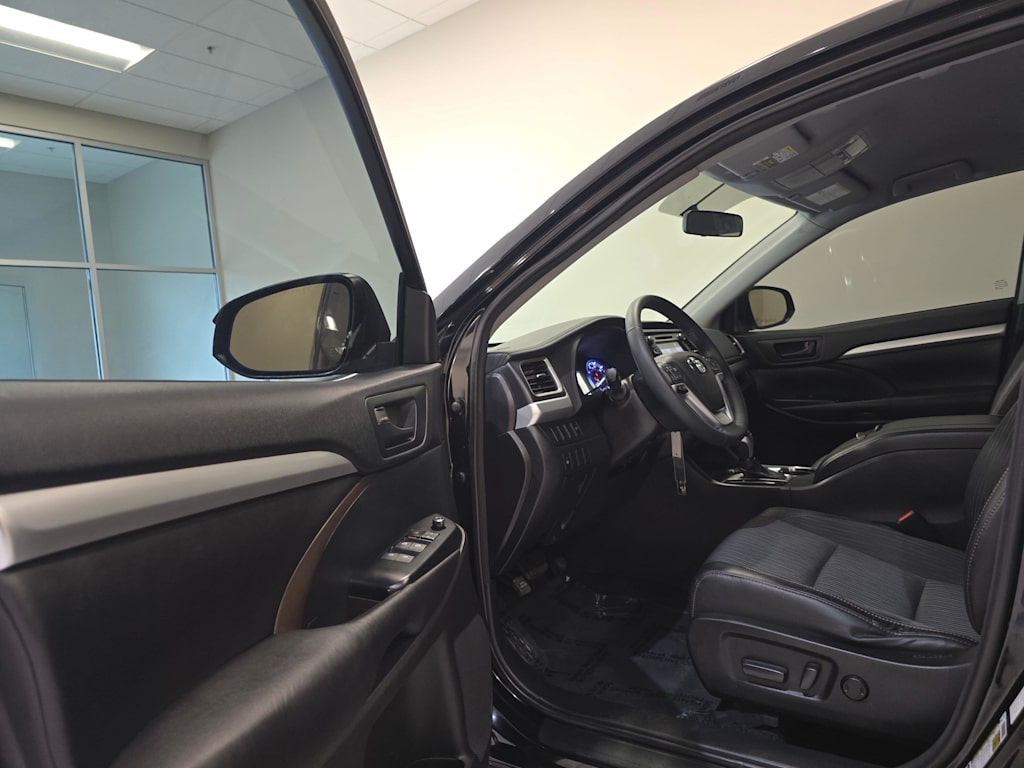 Thumbnail: 2016 Toyota Highlander - 14