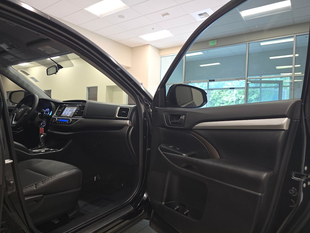 Thumbnail: 2016 Toyota Highlander - 30