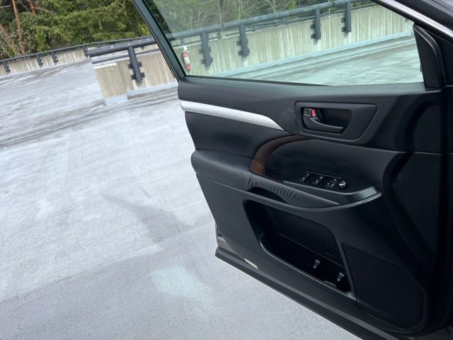 2015 Toyota Highlander LE 24