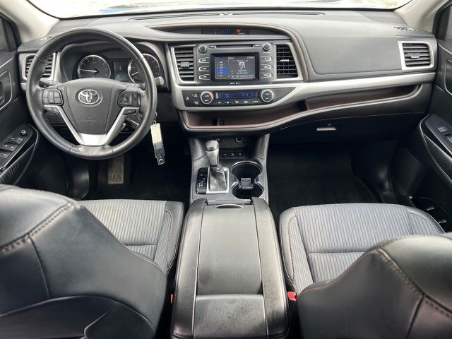 2015 Toyota Highlander LE 10