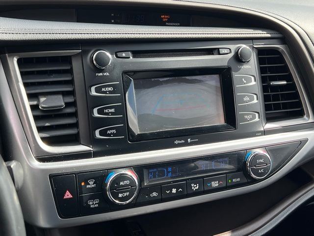 2015 Toyota Highlander LE 26