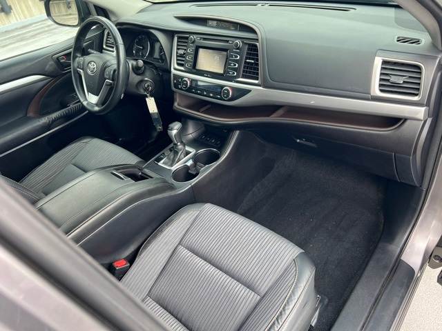 2015 Toyota Highlander LE 14