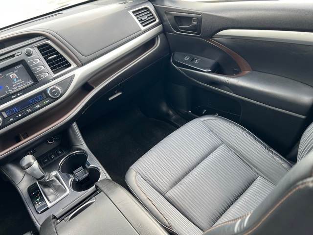 2015 Toyota Highlander LE 13