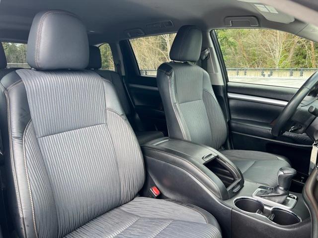 2015 Toyota Highlander LE 11