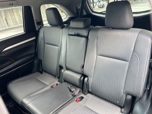 2015 Toyota Highlander LE 12