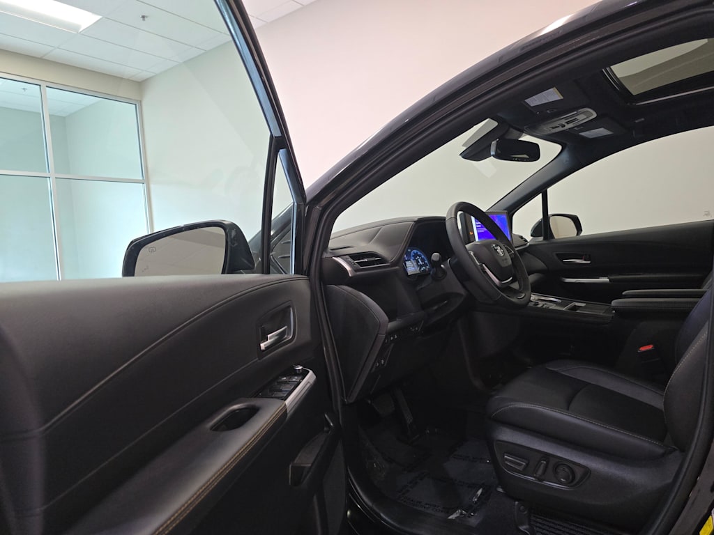 Thumbnail: 2025 Toyota Sienna - 29