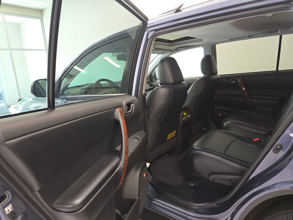 Thumbnail: 2013 Toyota Highlander - 30