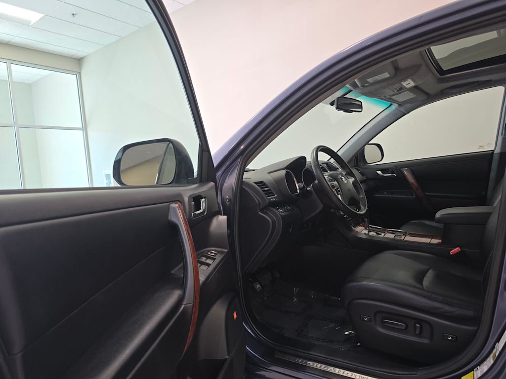 Thumbnail: 2013 Toyota Highlander - 29
