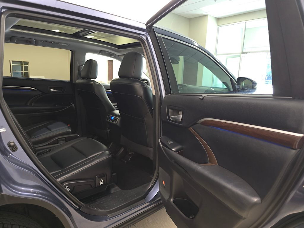 Thumbnail: 2015 Toyota Highlander - 32