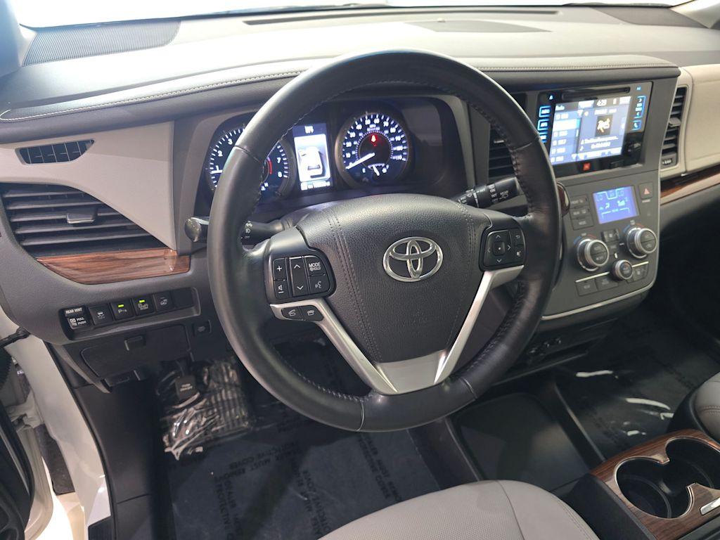 Thumbnail: 2017 Toyota Sienna - 2