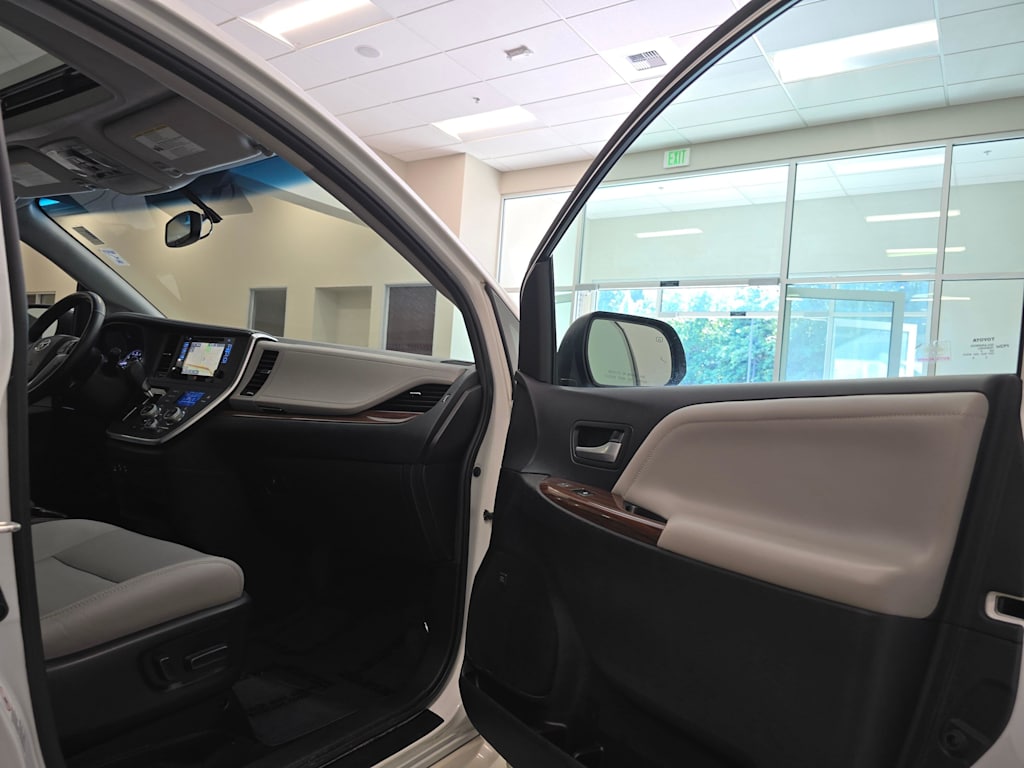 Thumbnail: 2017 Toyota Sienna - 30