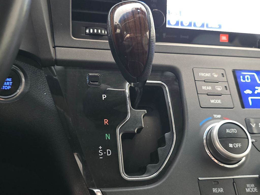 Thumbnail: 2017 Toyota Sienna - 16