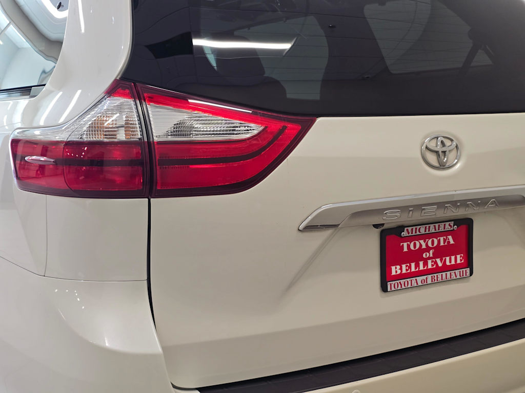 Thumbnail: 2017 Toyota Sienna - 21