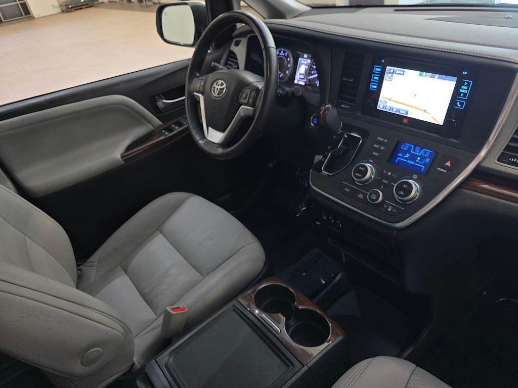 Thumbnail: 2017 Toyota Sienna - 14