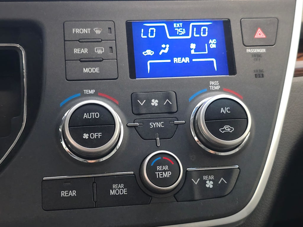 Thumbnail: 2017 Toyota Sienna - 23