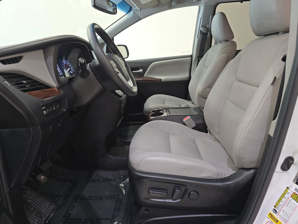 Thumbnail: 2017 Toyota Sienna - 10