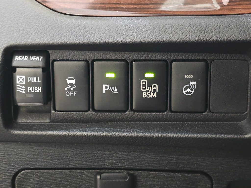 Thumbnail: 2017 Toyota Sienna - 25