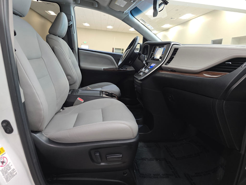Thumbnail: 2017 Toyota Sienna - 11