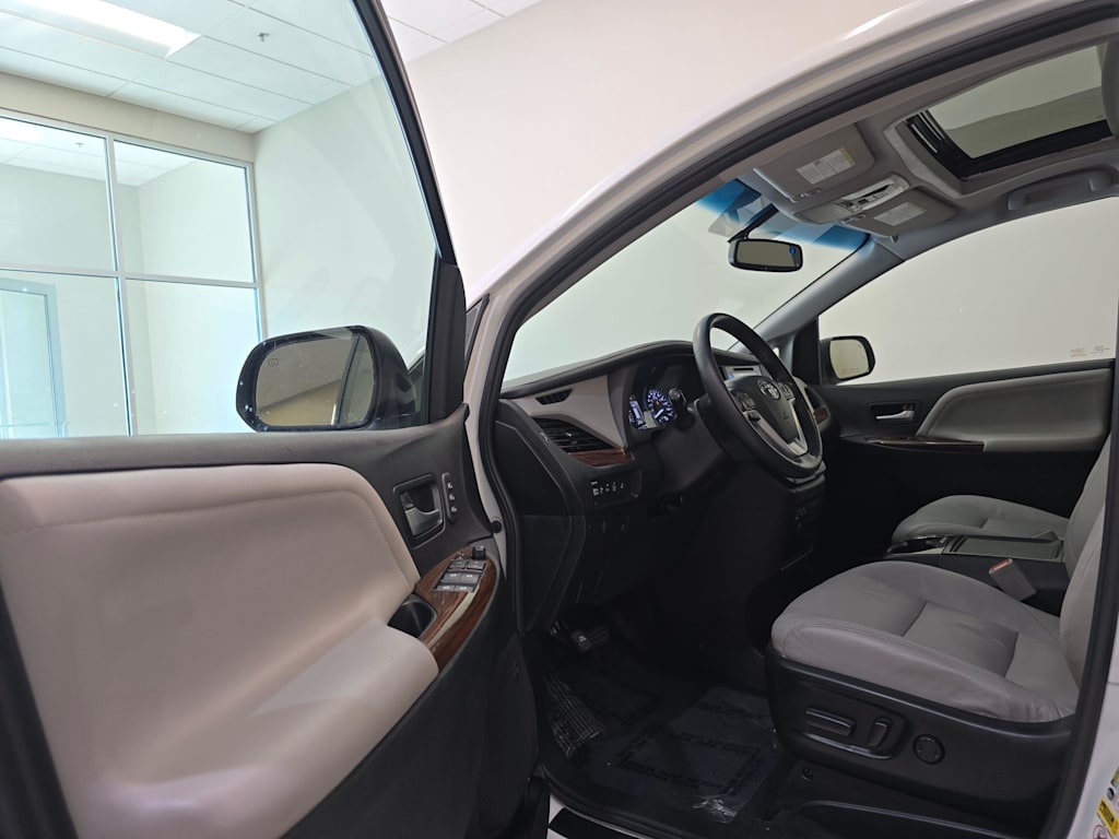 Thumbnail: 2017 Toyota Sienna - 7