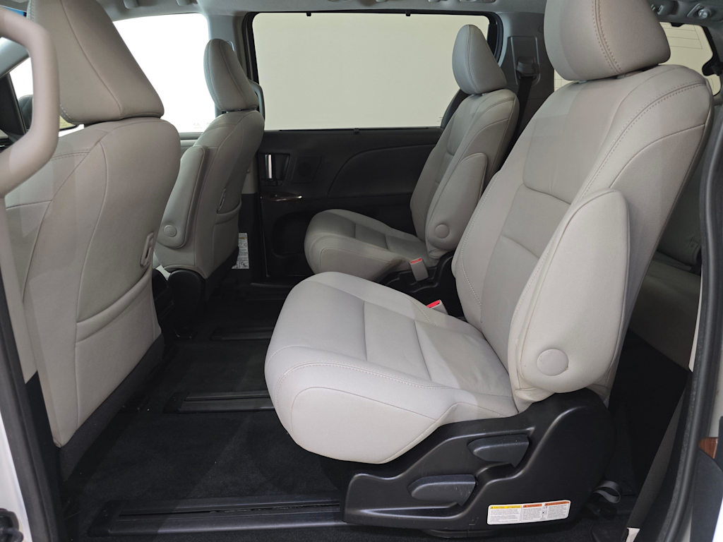 Thumbnail: 2017 Toyota Sienna - 12